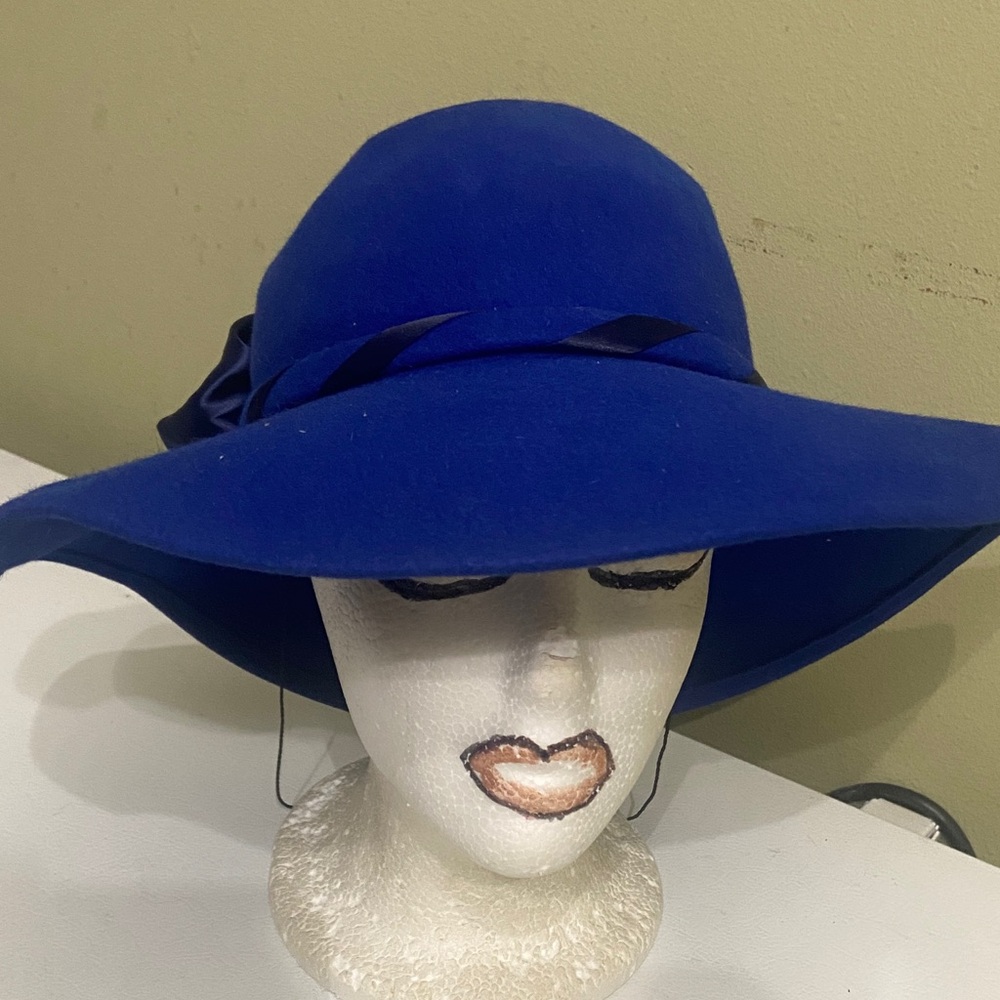Pretty Dress Hat / Church Hat by Anita Pineault / Canada